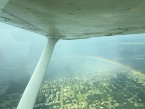 海外訓練上空から見る虹の写真です