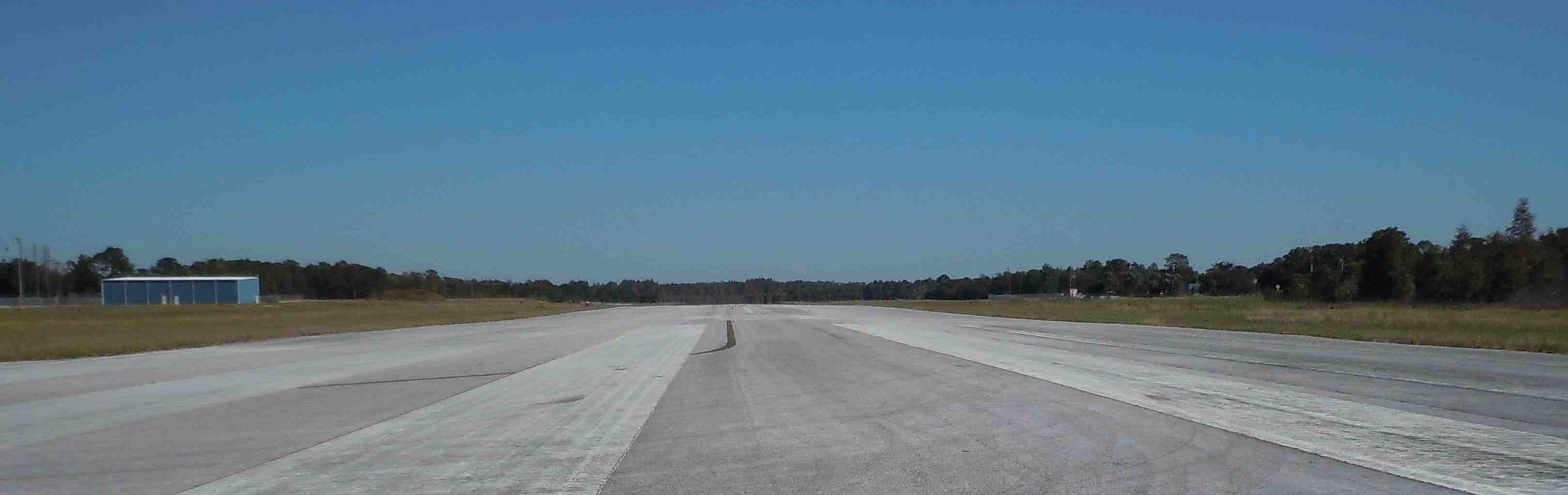 訓練空港の滑走路の写真です。